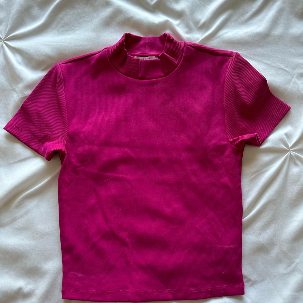 Aritzia Short Sleeve Ribbed Tee in Fuchsia Pink
